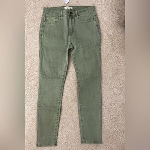 Harper brand (Francesca’s boutique)
Size 29
Brand new with tags